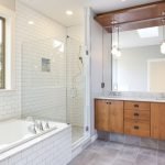 Muebles de madera en el baño.