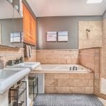 Azulejos de arena en el baño.