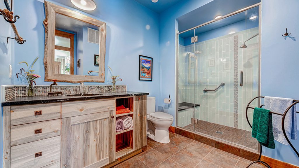 Banyo sa isang pribadong bahay