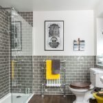 Azulejo gris en el baño