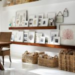 Arreglo de fotos en estantes de madera.