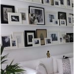 Sofá blanco en la sala de estar