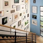 Decoración de la pared por las escaleras