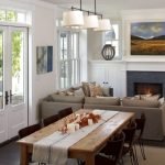 Portal de chimenea gris en un interior blanco