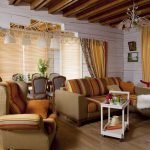 Muebles de colores en la sala de estar