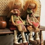 Muñecas en la mesa