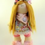 Una corona de flores en la cabeza de la niña