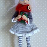 Muñeca en zapatos rojos