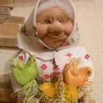 Anciana con gallinas