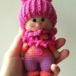Muñeca en un sombrero