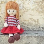 Chica en una falda roja