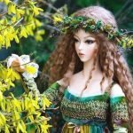Eslavo con una corona de flores en la cabeza