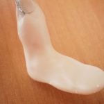 Hacer una salchicha de aluminio y esculpir una pierna