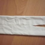 Cortamos un rectángulo de las prendas de punto de acuerdo con el volumen del cuerpo, cortamos la parte inferior de las piernas y cosimos