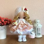 Lámpara vintage al lado de la muñeca