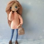 Amigurumi en forma de una niña con una bolsa