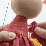 Inserte la aguja en el cuerpo a la derecha y retire a la izquierda