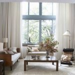 Cortinas blancas en la sala de estar