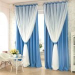 Cortinas blancas y azules al piso.