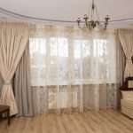 Cortinas de color beige para una amplia ventana