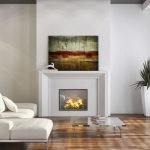 Pinturas brillantes en un interior blanco.