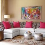 Almohadas de frambuesa en un sofá blanco