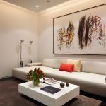 Florero con tulipanes sobre la mesa