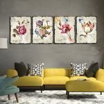 Pinturas con flores sobre el sofá.