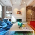 Colores azul y rojo en el interior.