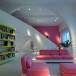 Muebles de color rosa en el interior