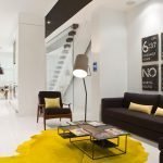 Alfombra amarilla sobre un piso blanco