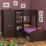 Auriculares en una habitación para niño