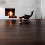 Piso de la sala de madera oscura