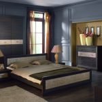 Amplia cama en el dormitorio con paredes azules.