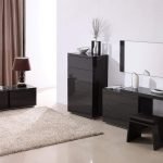 Conjunto de muebles de madera oscura.