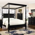 Cama alta para una habitación en un estilo clásico