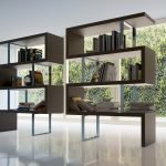 Estantería de salón de madera oscura.