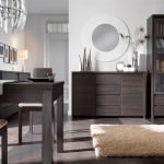Conjunto de muebles de madera.