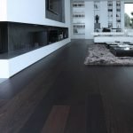 Piso oscuro en la sala de estar