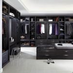 Vestidor de madera oscura.