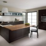 Cocina de madera oscura