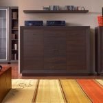 Cómoda alta de madera