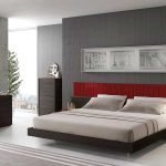 Amplia cama de madera