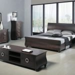Cama de madera oscura