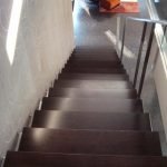 Escalera en color wengué