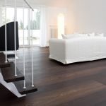 Piso de madera oscura