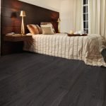Piso de dormitorio de madera oscura.