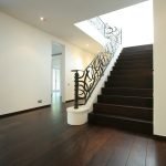 Amplia escalera de madera