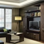 Mueble TV de madera oscura.