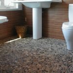 Piso de guijarros en el baño